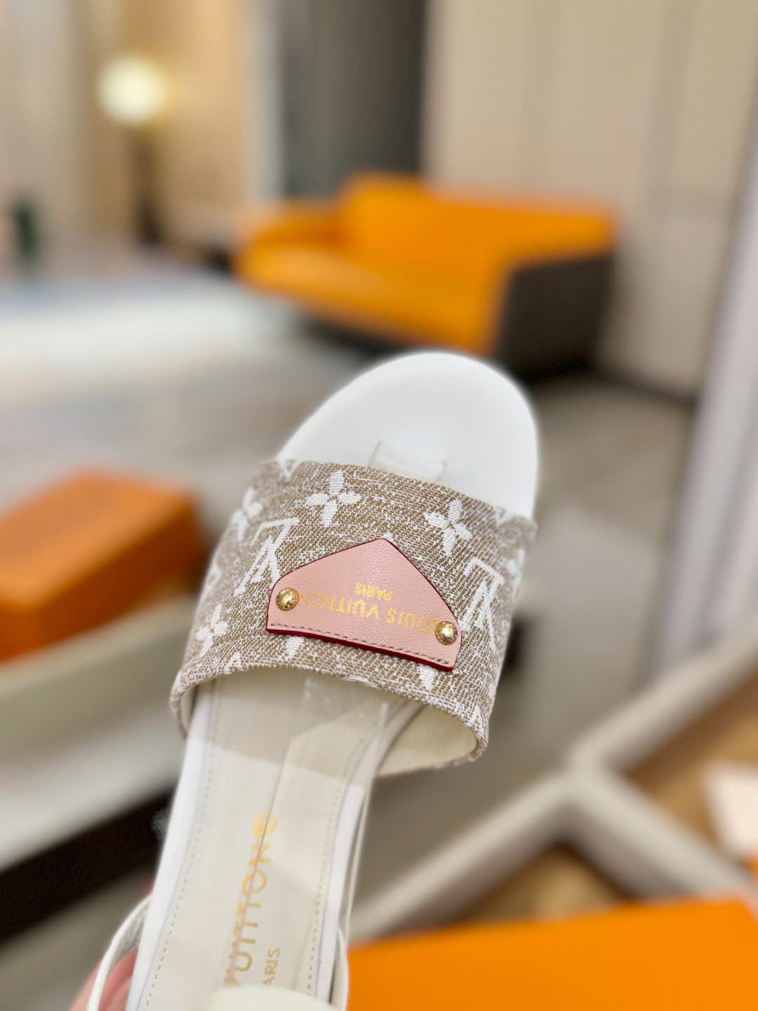 L V 走秀款厚底麻绳凉鞋 🙌 香港原版购入一比一开模 👍 今年的款式比去年增加了新原素 显得更为大牌 