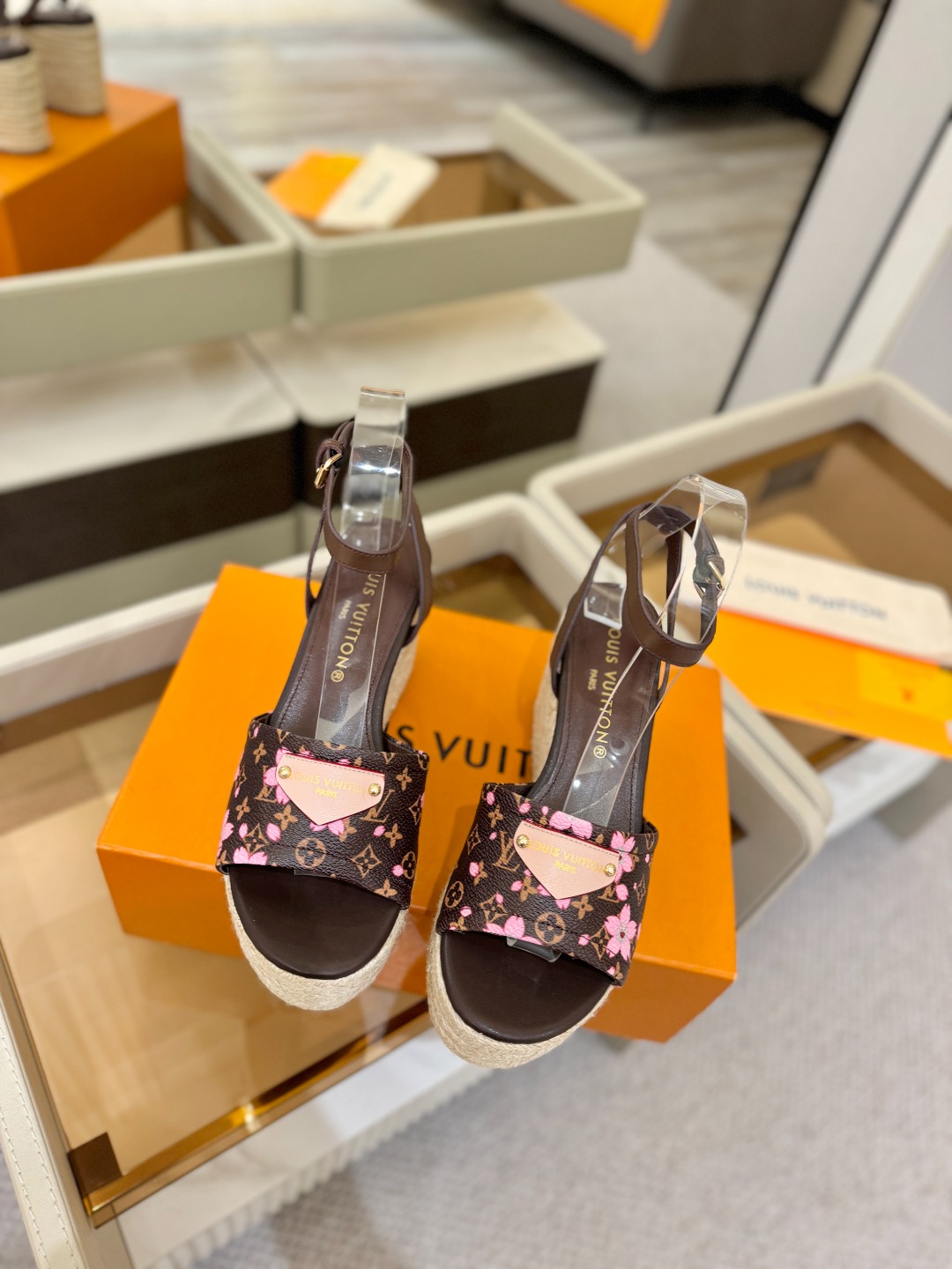 L V 走秀款厚底麻绳凉鞋 🙌 香港原版购入一比一开模 👍 今年的款式比去年增加了新原素 显得更为大牌 