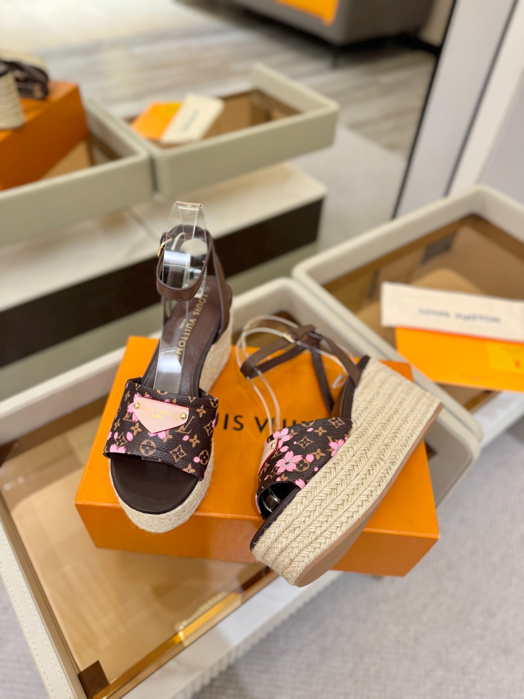L V 走秀款厚底麻绳凉鞋 🙌 香港原版购入一比一开模 👍 今年的款式比去年增加了新原素 显得更为大牌 