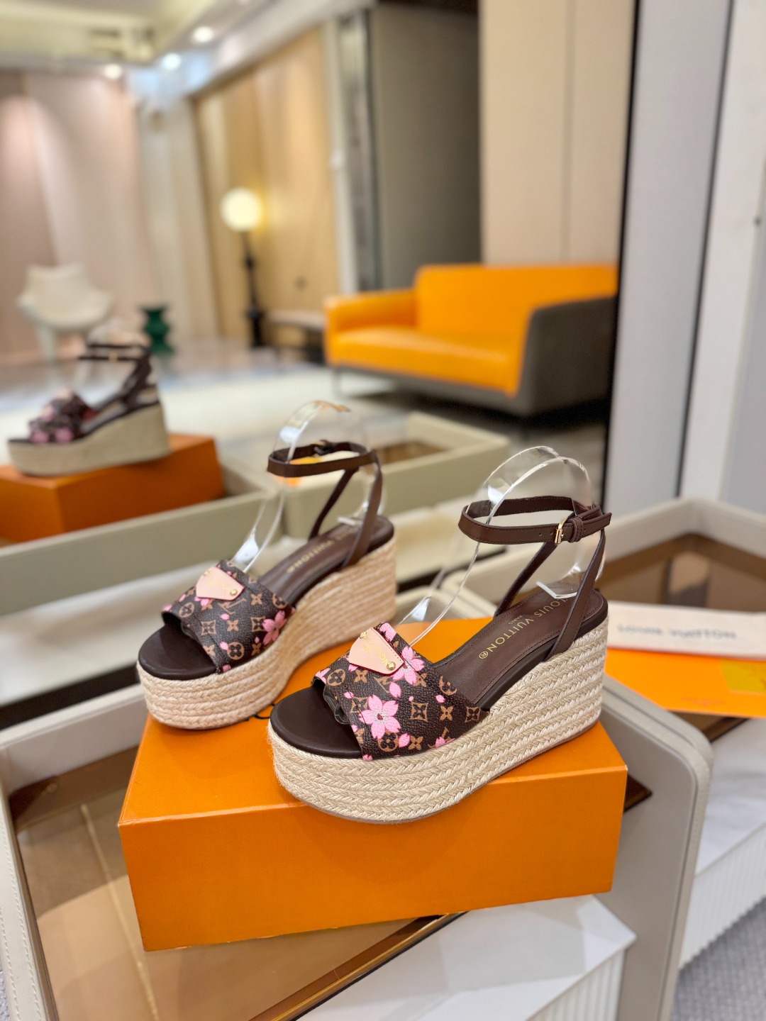 L V 走秀款厚底麻绳凉鞋 🙌 香港原版购入一比一开模 👍 今年的款式比去年增加了新原素 显得更为大牌 