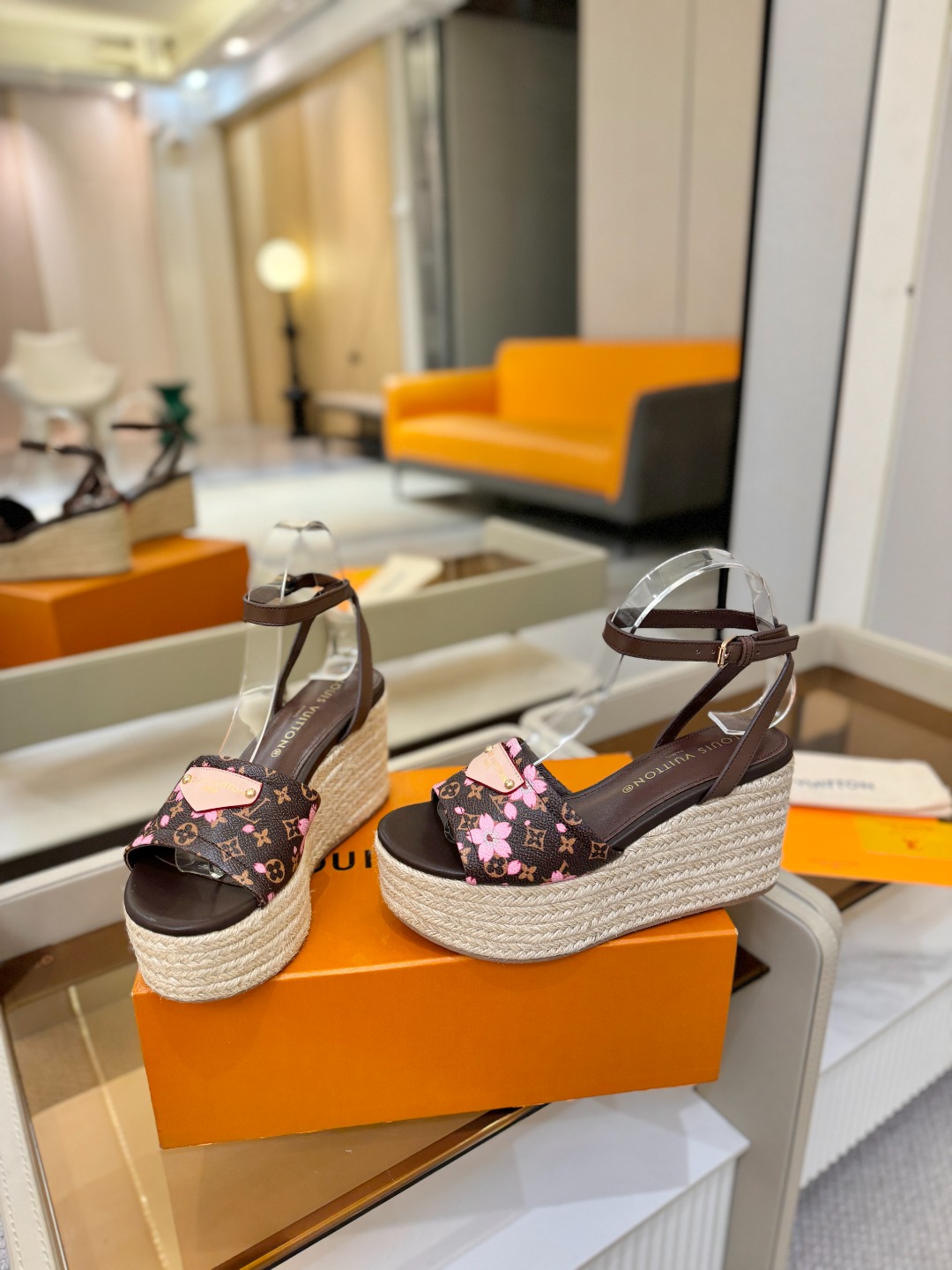 L V 走秀款厚底麻绳凉鞋 🙌 香港原版购入一比一开模 👍 今年的款式比去年增加了新原素 显得更为大牌 