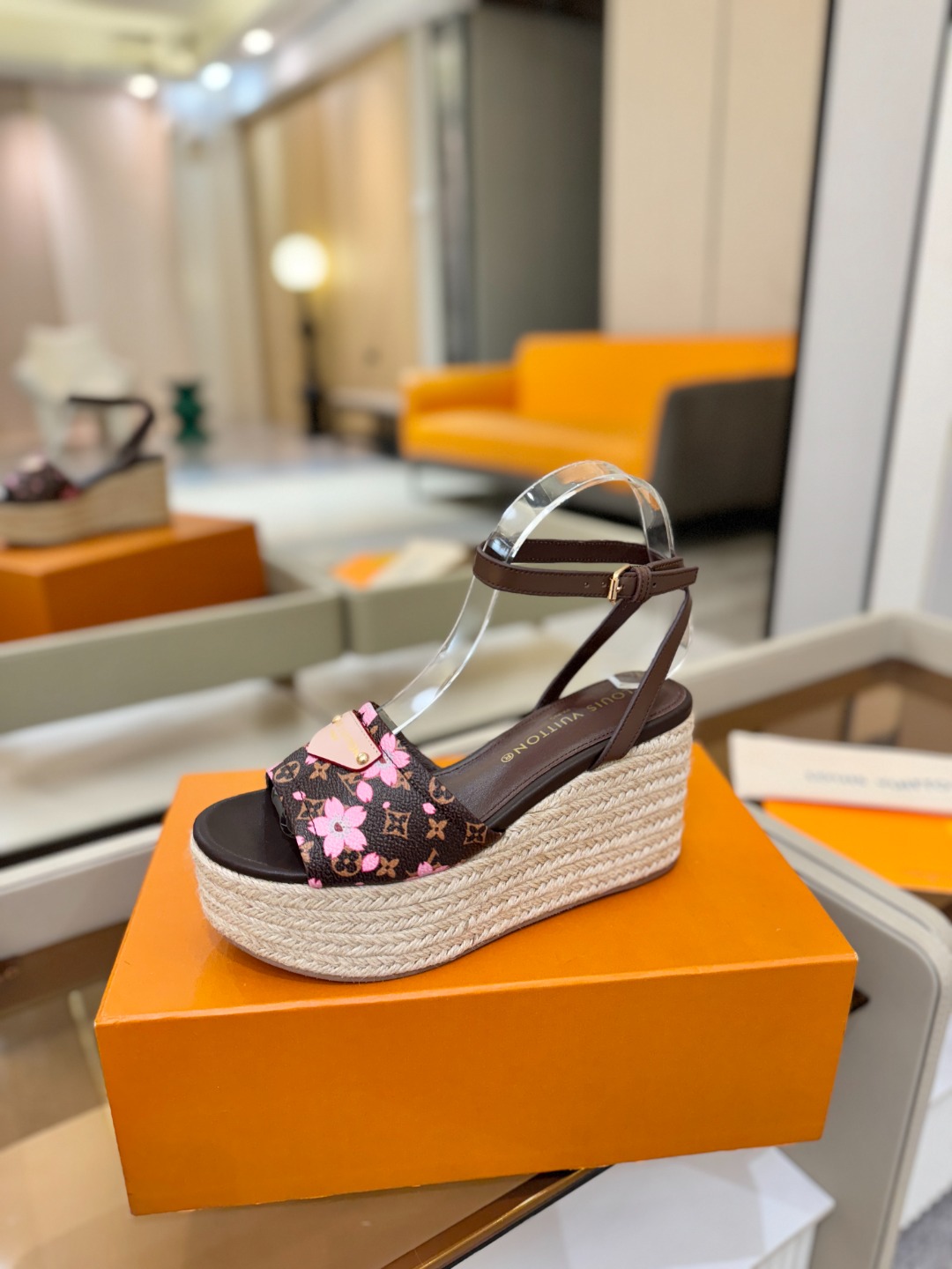 L V 走秀款厚底麻绳凉鞋 🙌 香港原版购入一比一开模 👍 今年的款式比去年增加了新原素 显得更为大牌 