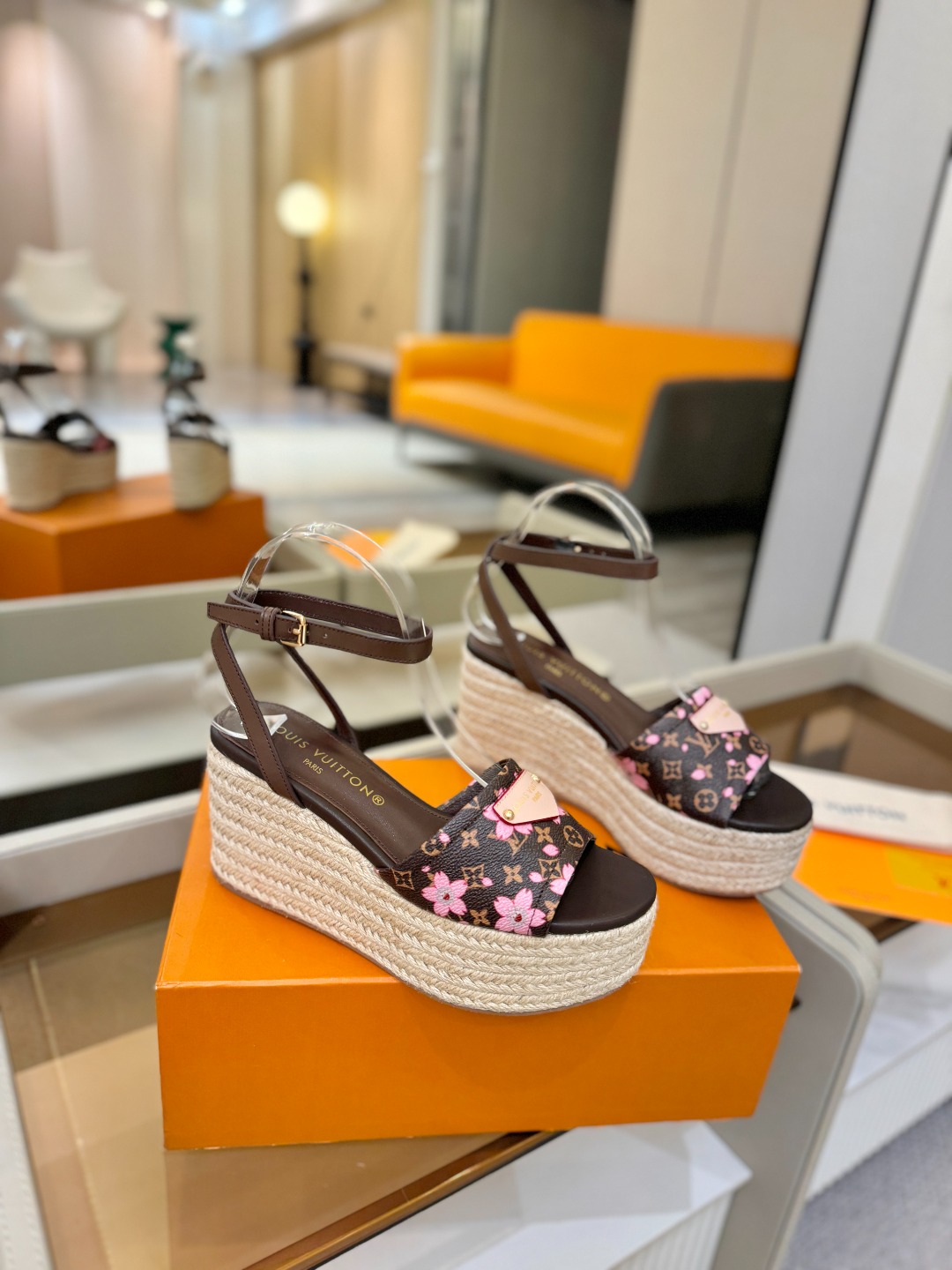 L V 走秀款厚底麻绳凉鞋 🙌 香港原版购入一比一开模 👍 今年的款式比去年增加了新原素 显得更为大牌 