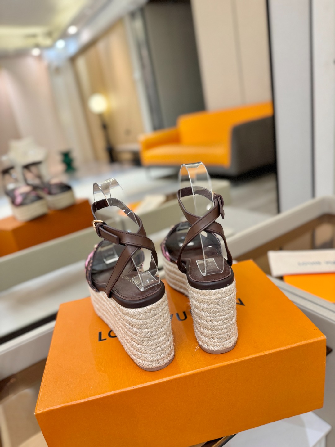 L V 走秀款厚底麻绳凉鞋 🙌 香港原版购入一比一开模 👍 今年的款式比去年增加了新原素 显得更为大牌 