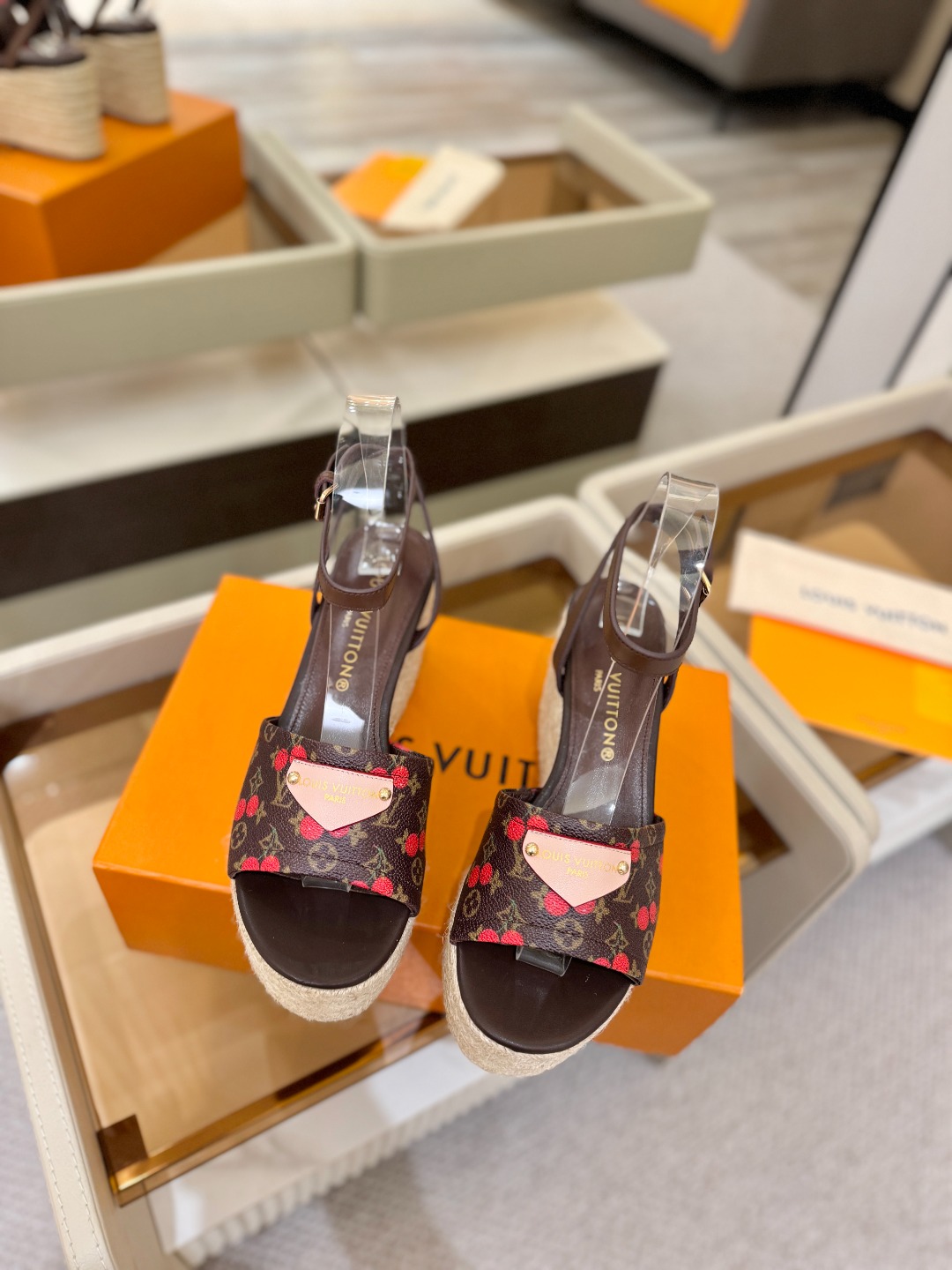 L V 走秀款厚底麻绳凉鞋 🙌 香港原版购入一比一开模 👍 今年的款式比去年增加了新原素 显得更为大牌 