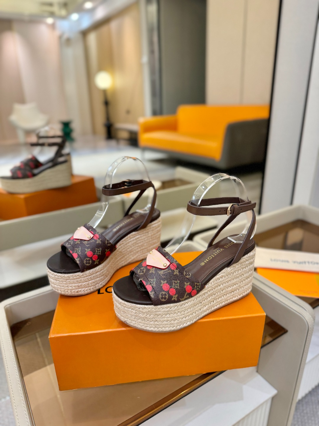 L V 走秀款厚底麻绳凉鞋 🙌 香港原版购入一比一开模 👍 今年的款式比去年增加了新原素 显得更为大牌 