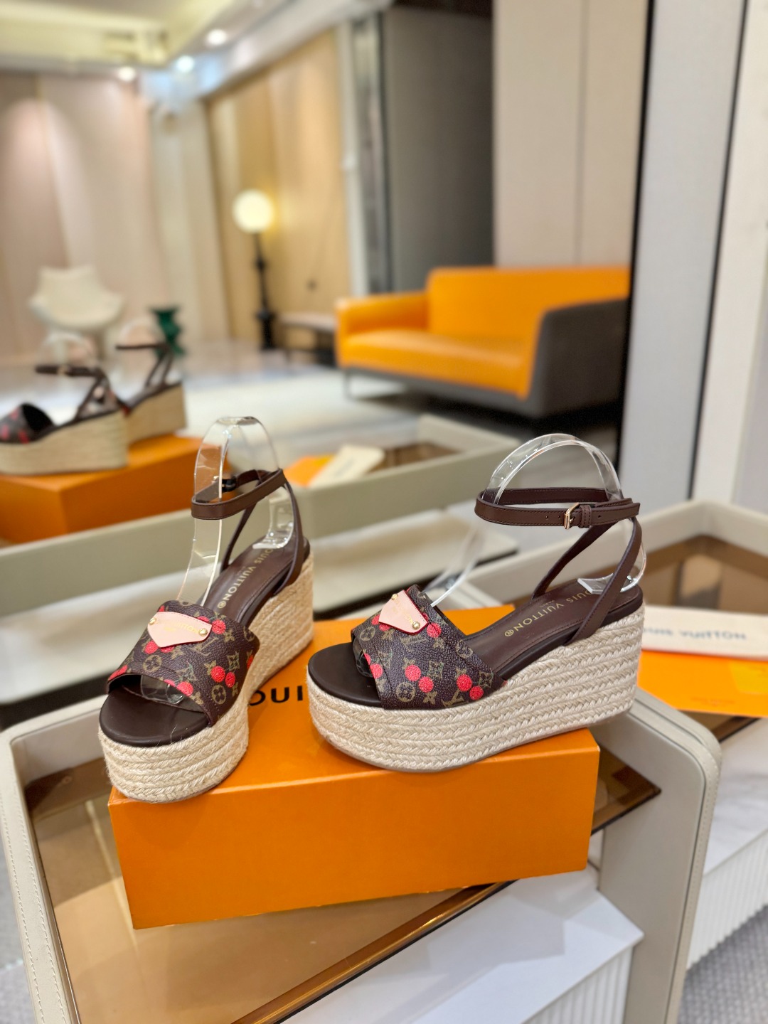 L V 走秀款厚底麻绳凉鞋 🙌 香港原版购入一比一开模 👍 今年的款式比去年增加了新原素 显得更为大牌 