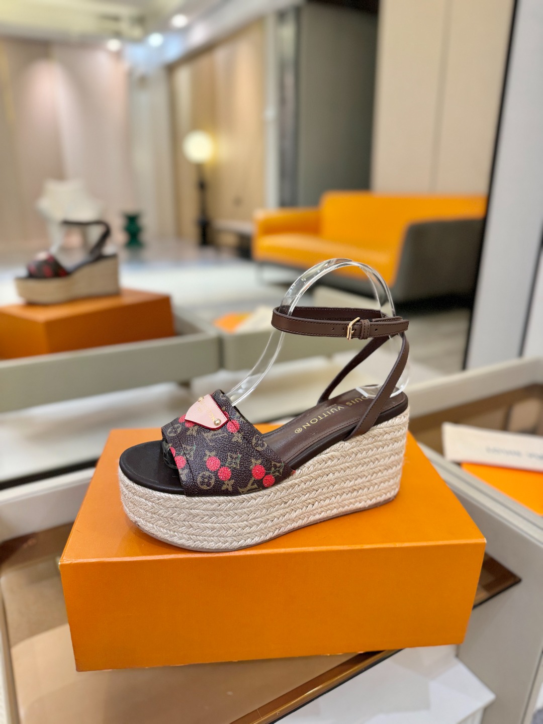 L V 走秀款厚底麻绳凉鞋 🙌 香港原版购入一比一开模 👍 今年的款式比去年增加了新原素 显得更为大牌 