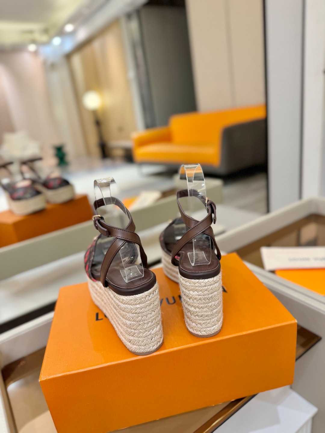 L V 走秀款厚底麻绳凉鞋 🙌 香港原版购入一比一开模 👍 今年的款式比去年增加了新原素 显得更为大牌 