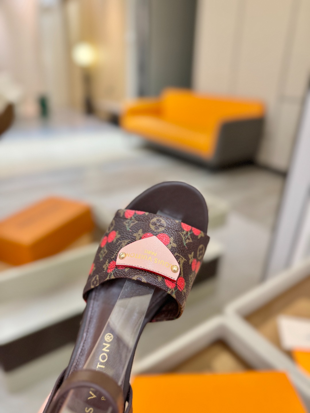 L V 走秀款厚底麻绳凉鞋 🙌 香港原版购入一比一开模 👍 今年的款式比去年增加了新原素 显得更为大牌 