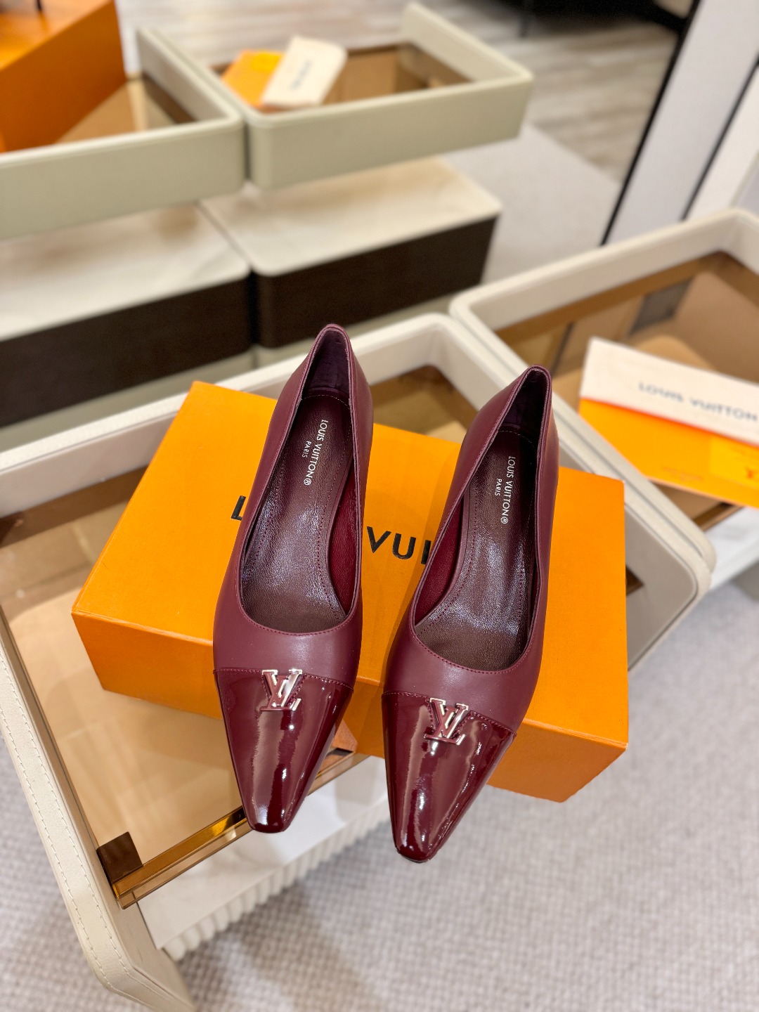 、【代购级】、Louis Vuitton 官网早春系列！完美楦型、新品中跟/单鞋🆕、官网同步更新Lv五金