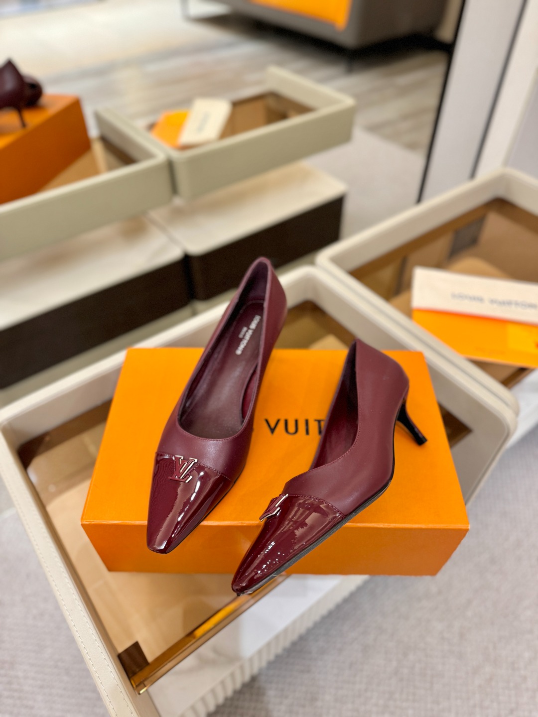 、【代购级】、Louis Vuitton 官网早春系列！完美楦型、新品中跟/单鞋🆕、官网同步更新Lv五金