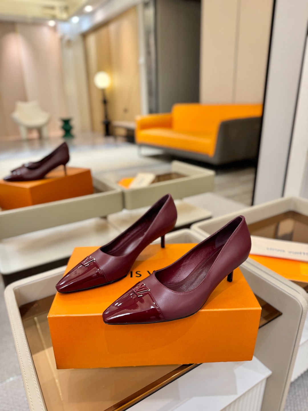 、【代购级】、Louis Vuitton 官网早春系列！完美楦型、新品中跟/单鞋🆕、官网同步更新Lv五金