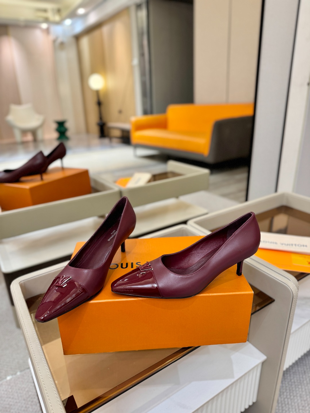 、【代购级】、Louis Vuitton 官网早春系列！完美楦型、新品中跟/单鞋🆕、官网同步更新Lv五金