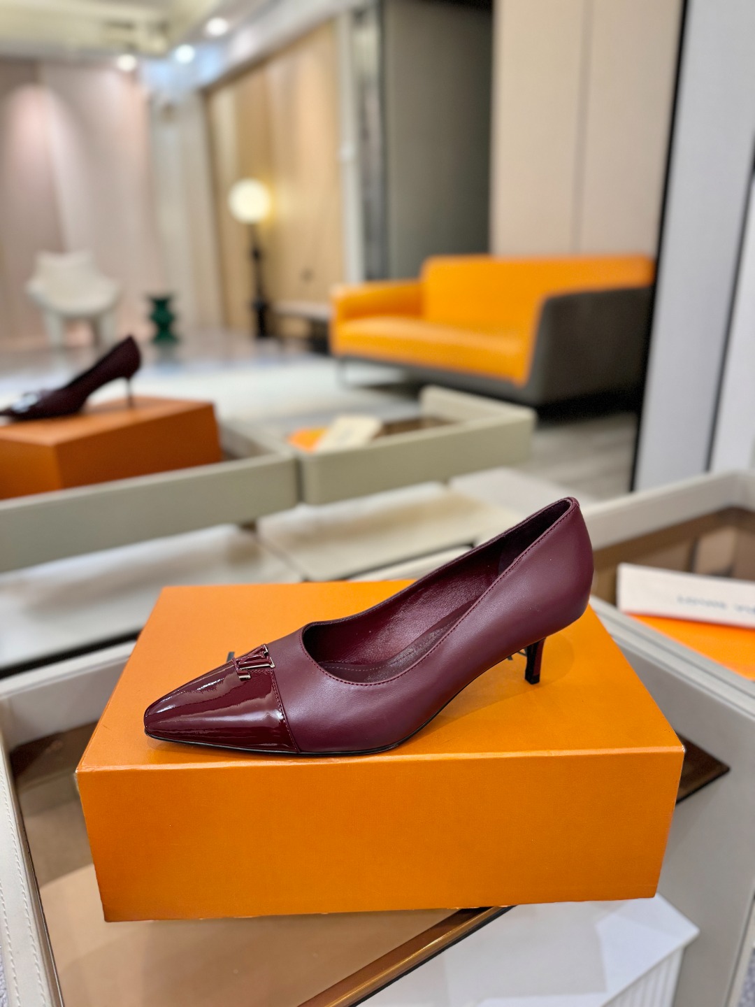 、【代购级】、Louis Vuitton 官网早春系列！完美楦型、新品中跟/单鞋🆕、官网同步更新Lv五金