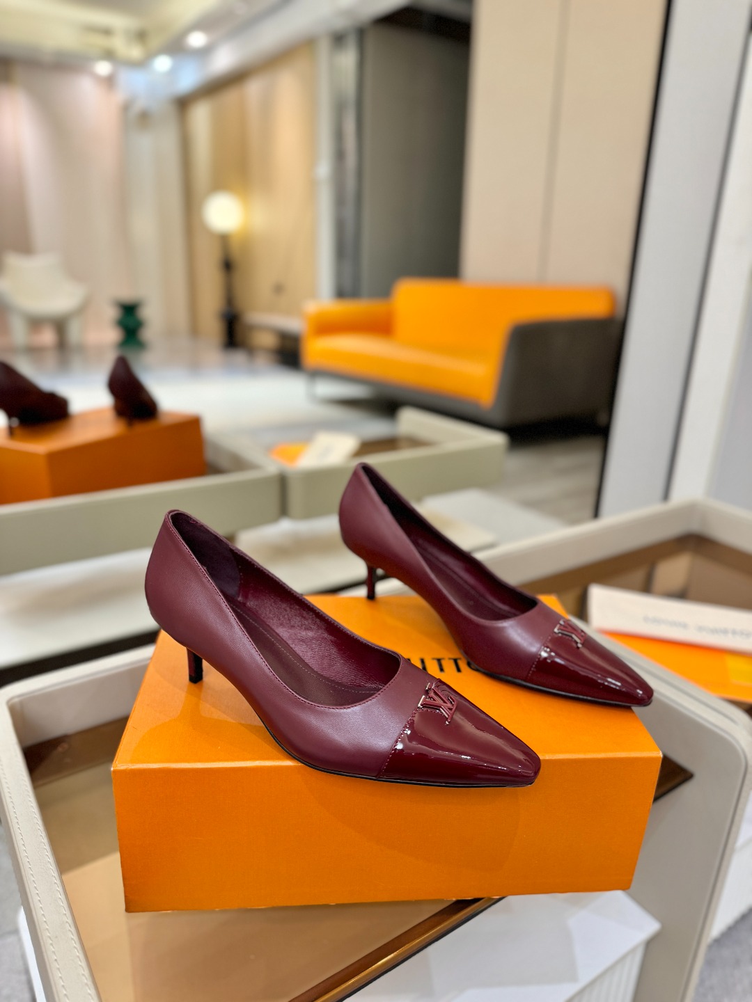 、【代购级】、Louis Vuitton 官网早春系列！完美楦型、新品中跟/单鞋🆕、官网同步更新Lv五金