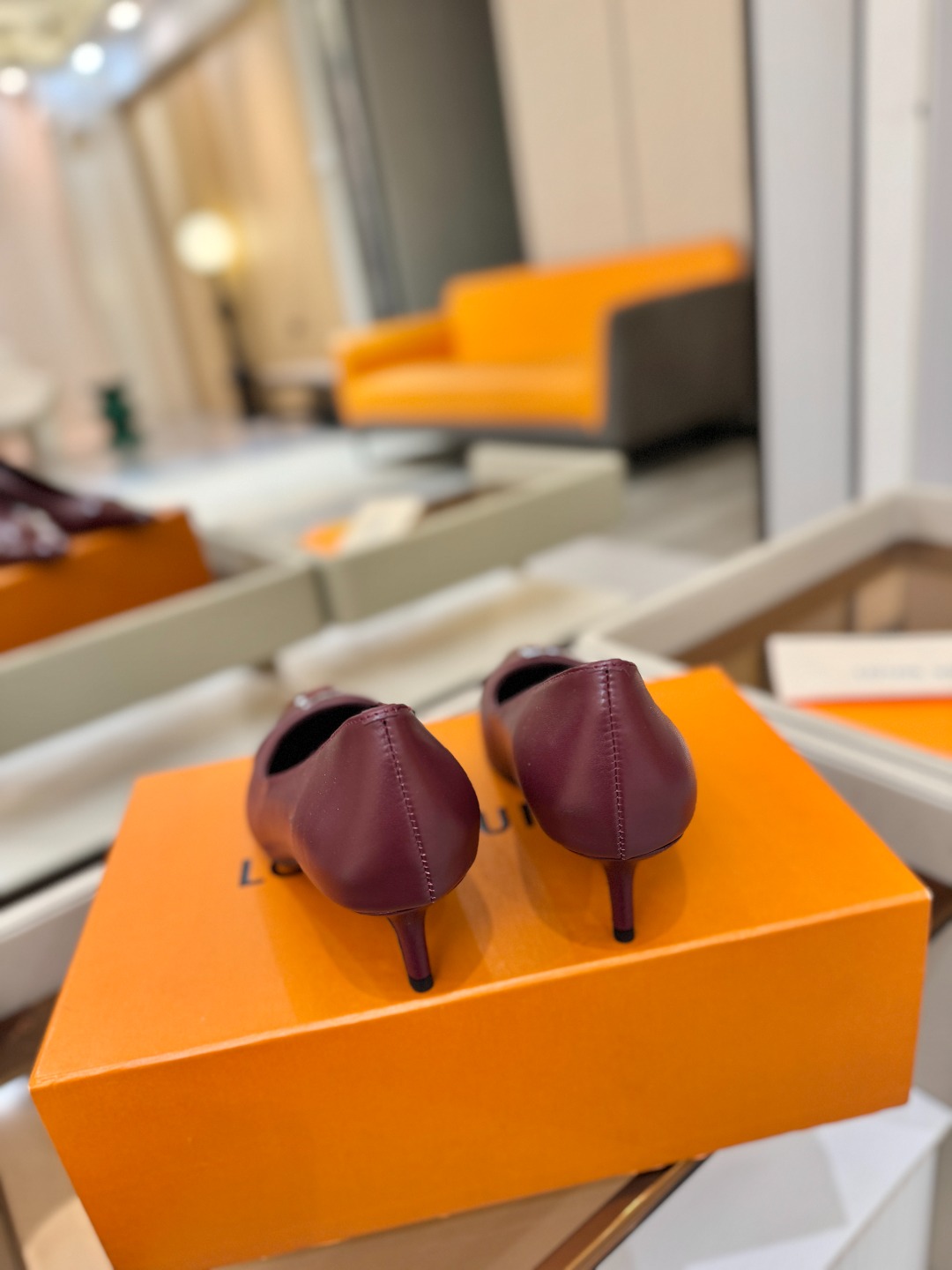 、【代购级】、Louis Vuitton 官网早春系列！完美楦型、新品中跟/单鞋🆕、官网同步更新Lv五金