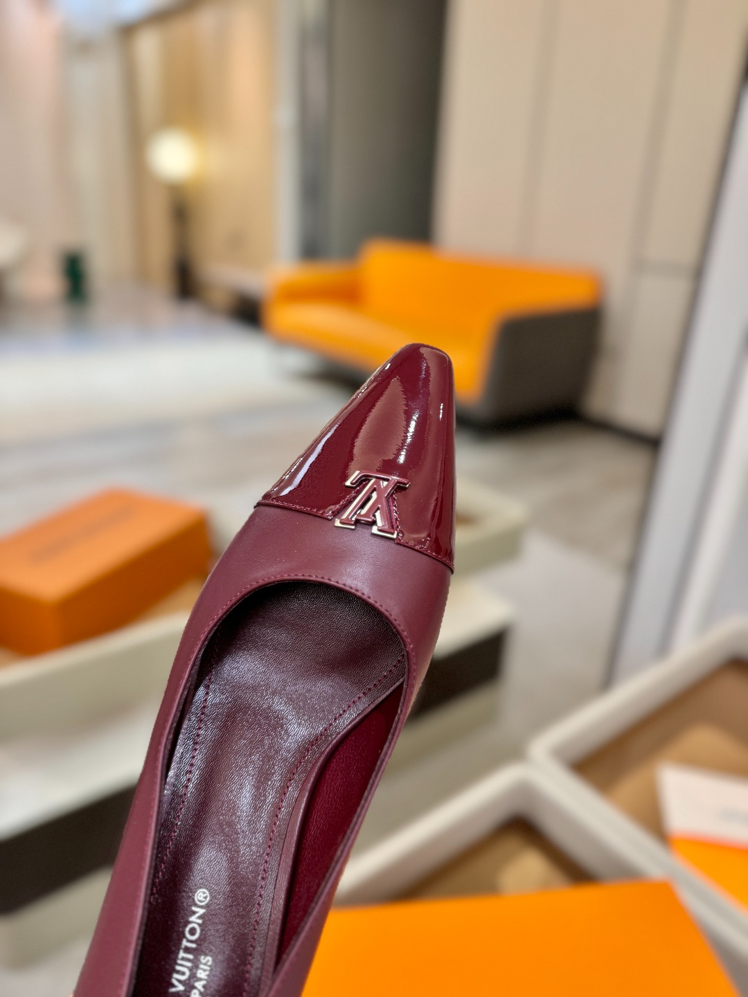 、【代购级】、Louis Vuitton 官网早春系列！完美楦型、新品中跟/单鞋🆕、官网同步更新Lv五金