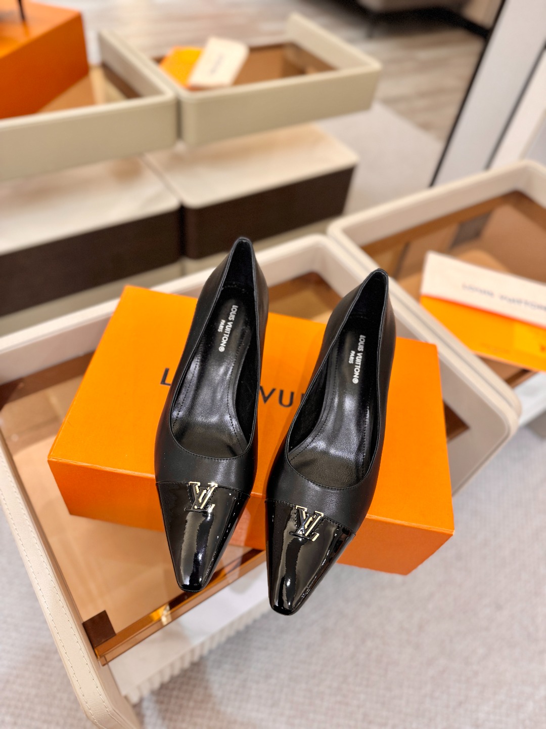 、【代购级】、Louis Vuitton 官网早春系列！完美楦型、新品中跟/单鞋🆕、官网同步更新Lv五金