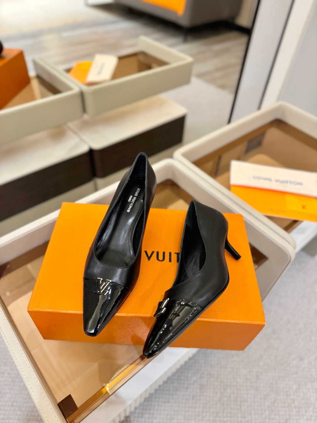、【代购级】、Louis Vuitton 官网早春系列！完美楦型、新品中跟/单鞋🆕、官网同步更新Lv五金