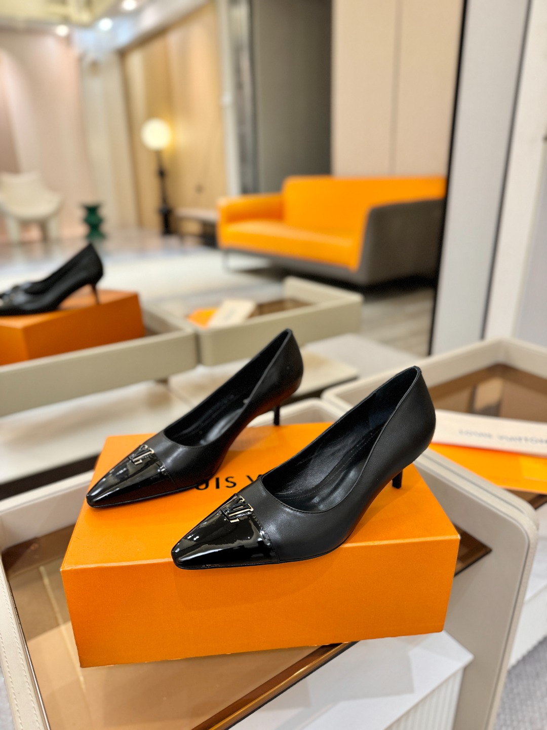 、【代购级】、Louis Vuitton 官网早春系列！完美楦型、新品中跟/单鞋🆕、官网同步更新Lv五金