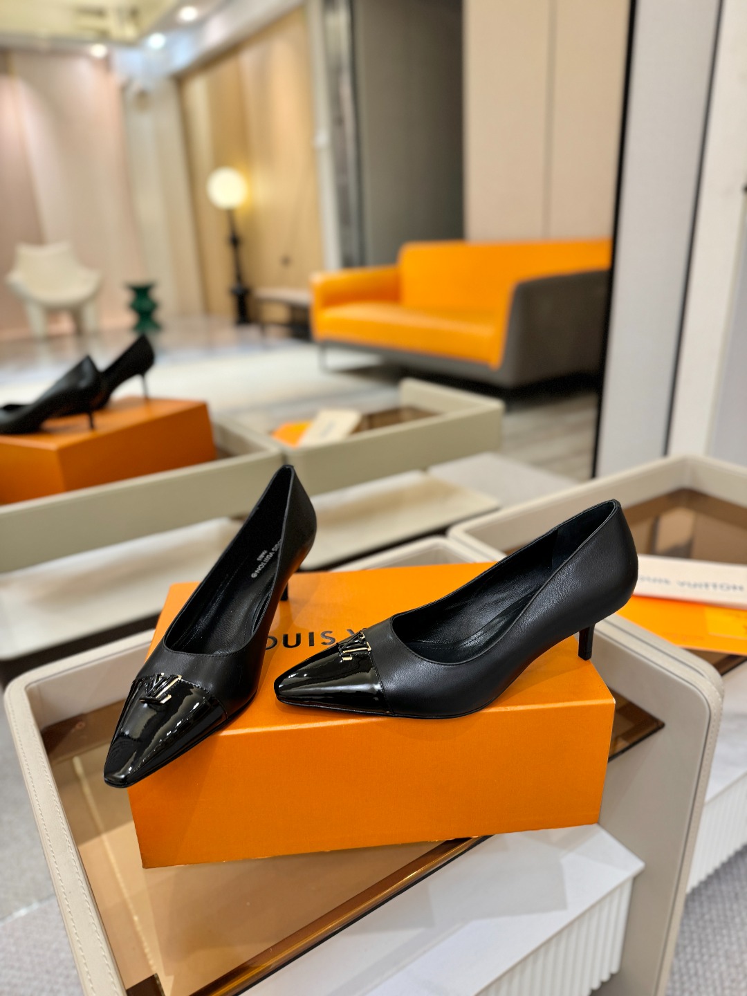 、【代购级】、Louis Vuitton 官网早春系列！完美楦型、新品中跟/单鞋🆕、官网同步更新Lv五金