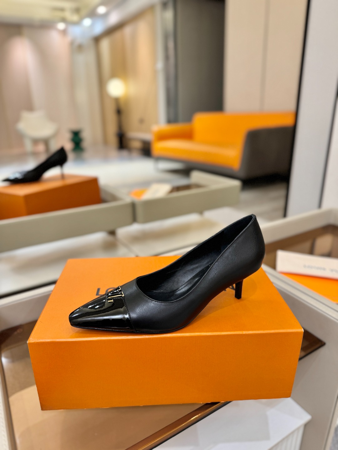 、【代购级】、Louis Vuitton 官网早春系列！完美楦型、新品中跟/单鞋🆕、官网同步更新Lv五金