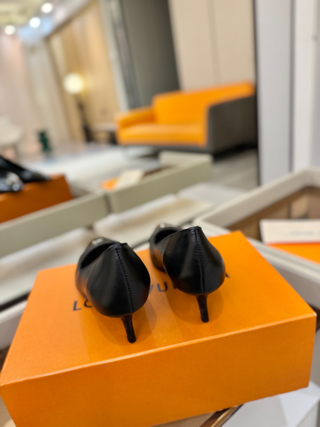 、【代购级】、Louis Vuitton 官网早春系列！完美楦型、新品中跟/单鞋🆕、官网同步更新Lv五金