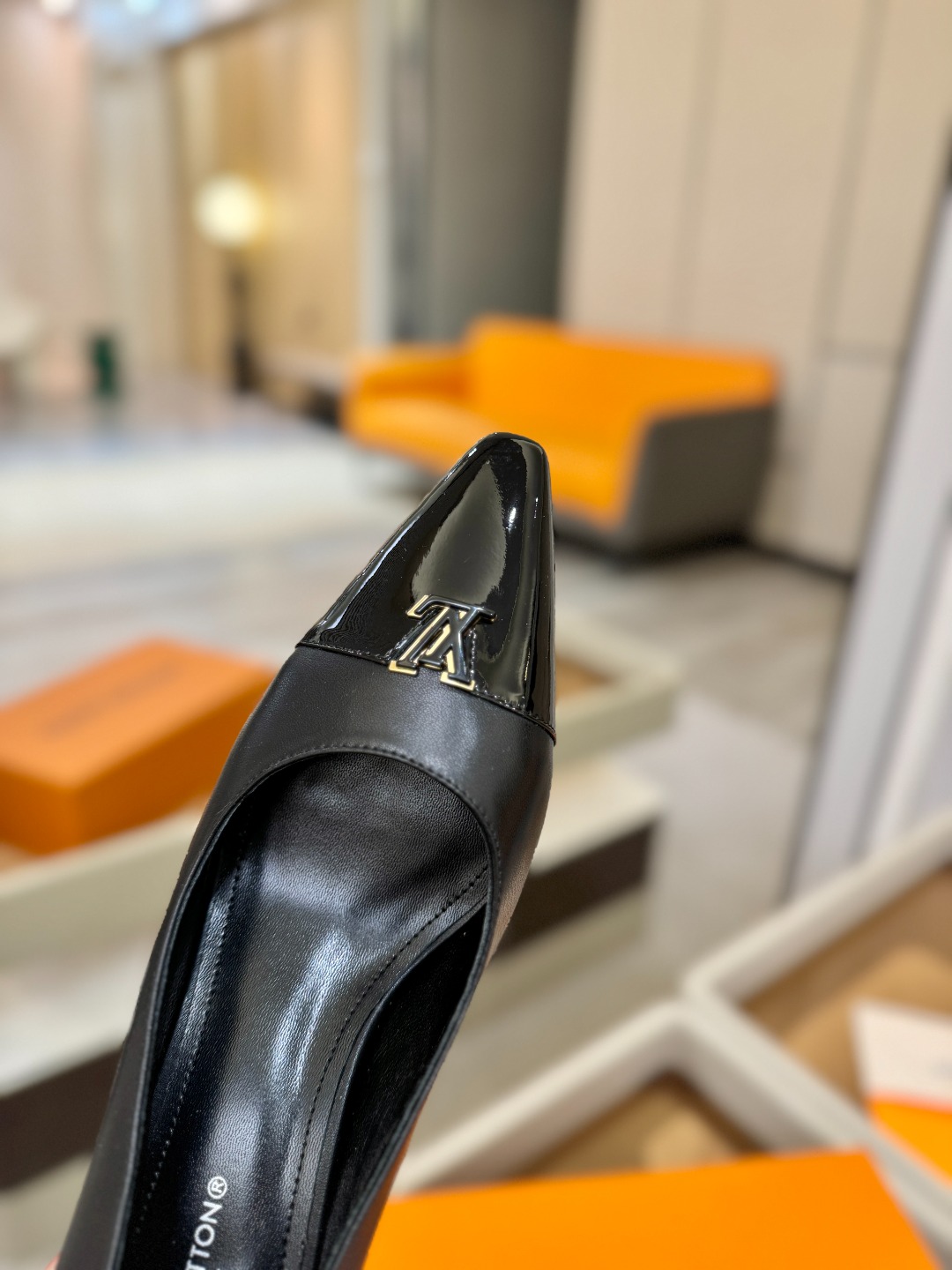 、【代购级】、Louis Vuitton 官网早春系列！完美楦型、新品中跟/单鞋🆕、官网同步更新Lv五金