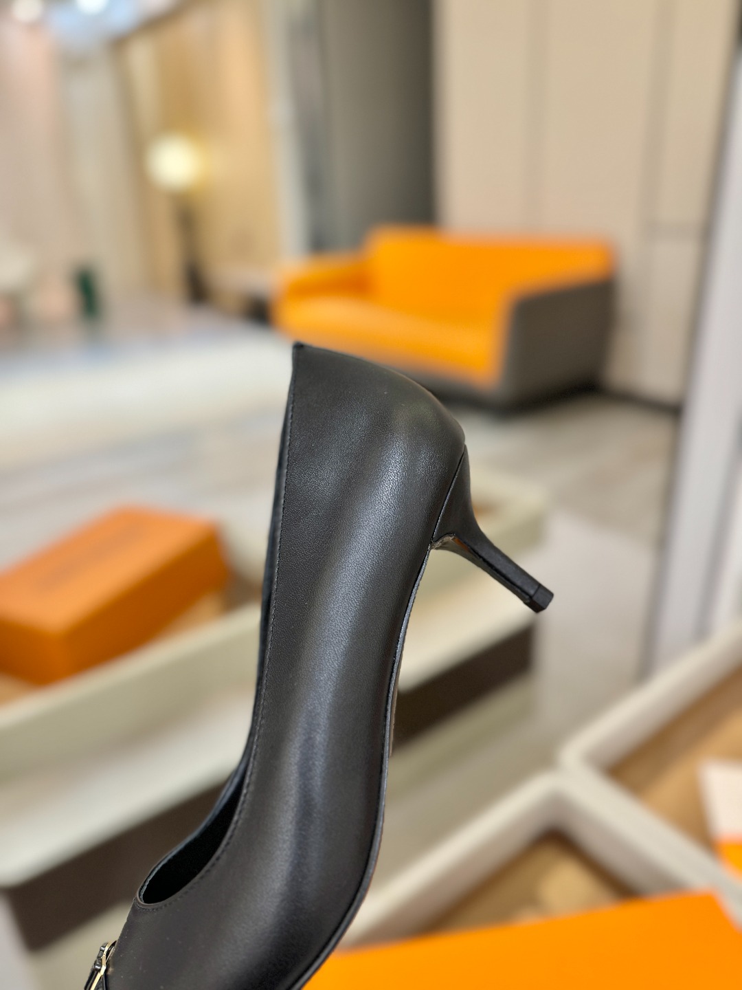 、【代购级】、Louis Vuitton 官网早春系列！完美楦型、新品中跟/单鞋🆕、官网同步更新Lv五金