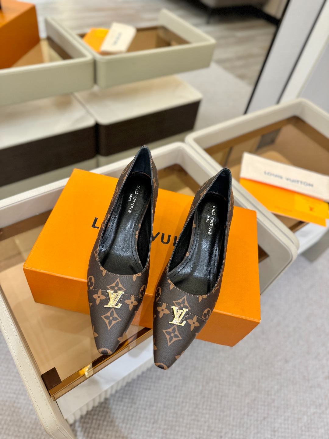 、【代购级】、Louis Vuitton 官网早春系列！完美楦型、新品中跟/单鞋🆕、官网同步更新Lv五金