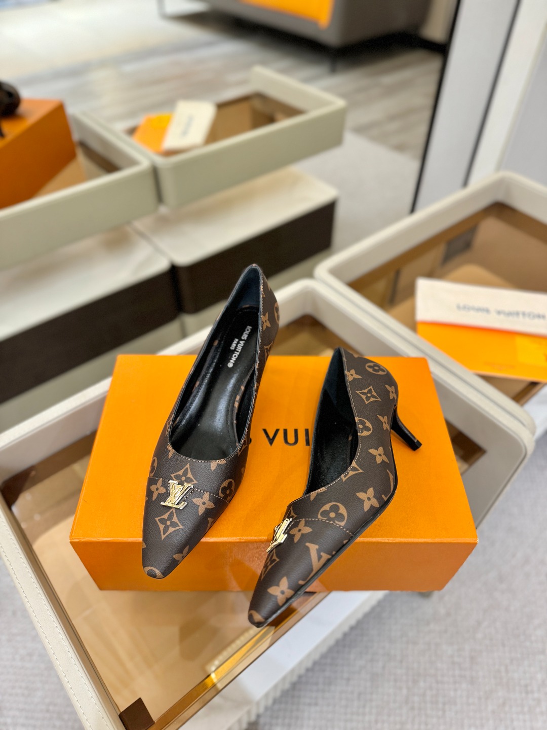 、【代购级】、Louis Vuitton 官网早春系列！完美楦型、新品中跟/单鞋🆕、官网同步更新Lv五金