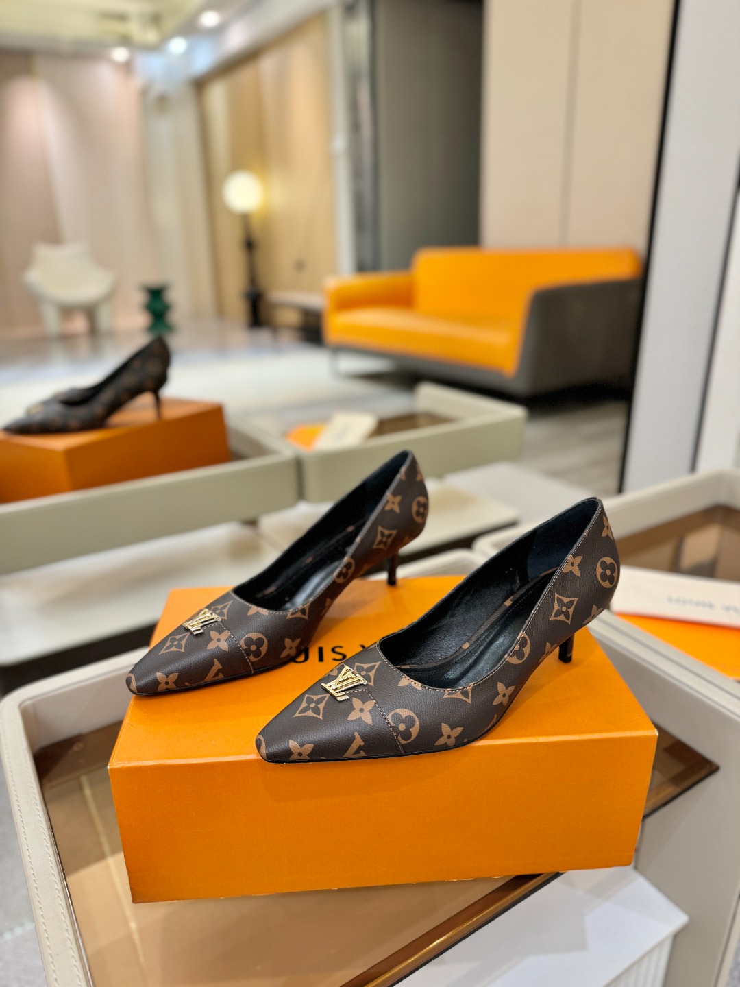 、【代购级】、Louis Vuitton 官网早春系列！完美楦型、新品中跟/单鞋🆕、官网同步更新Lv五金