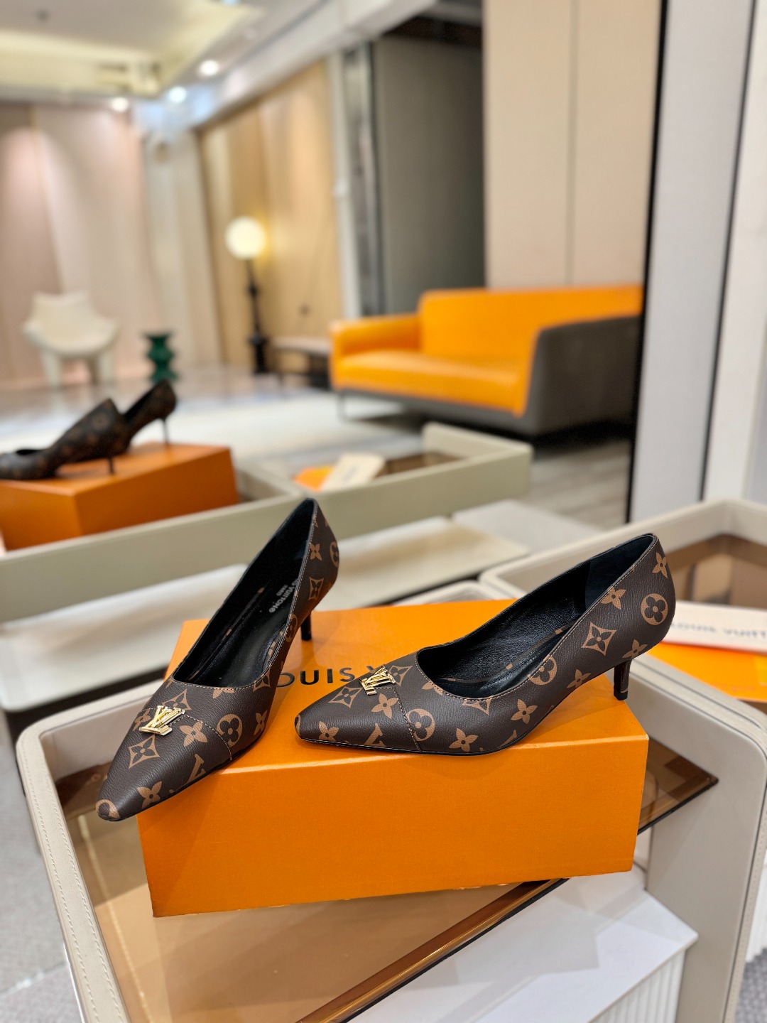 、【代购级】、Louis Vuitton 官网早春系列！完美楦型、新品中跟/单鞋🆕、官网同步更新Lv五金