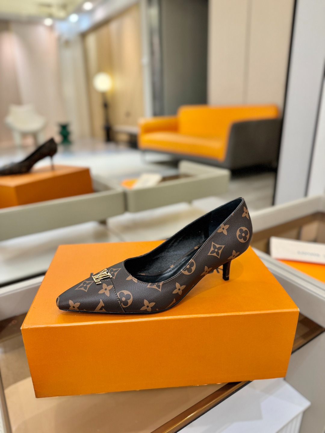 、【代购级】、Louis Vuitton 官网早春系列！完美楦型、新品中跟/单鞋🆕、官网同步更新Lv五金