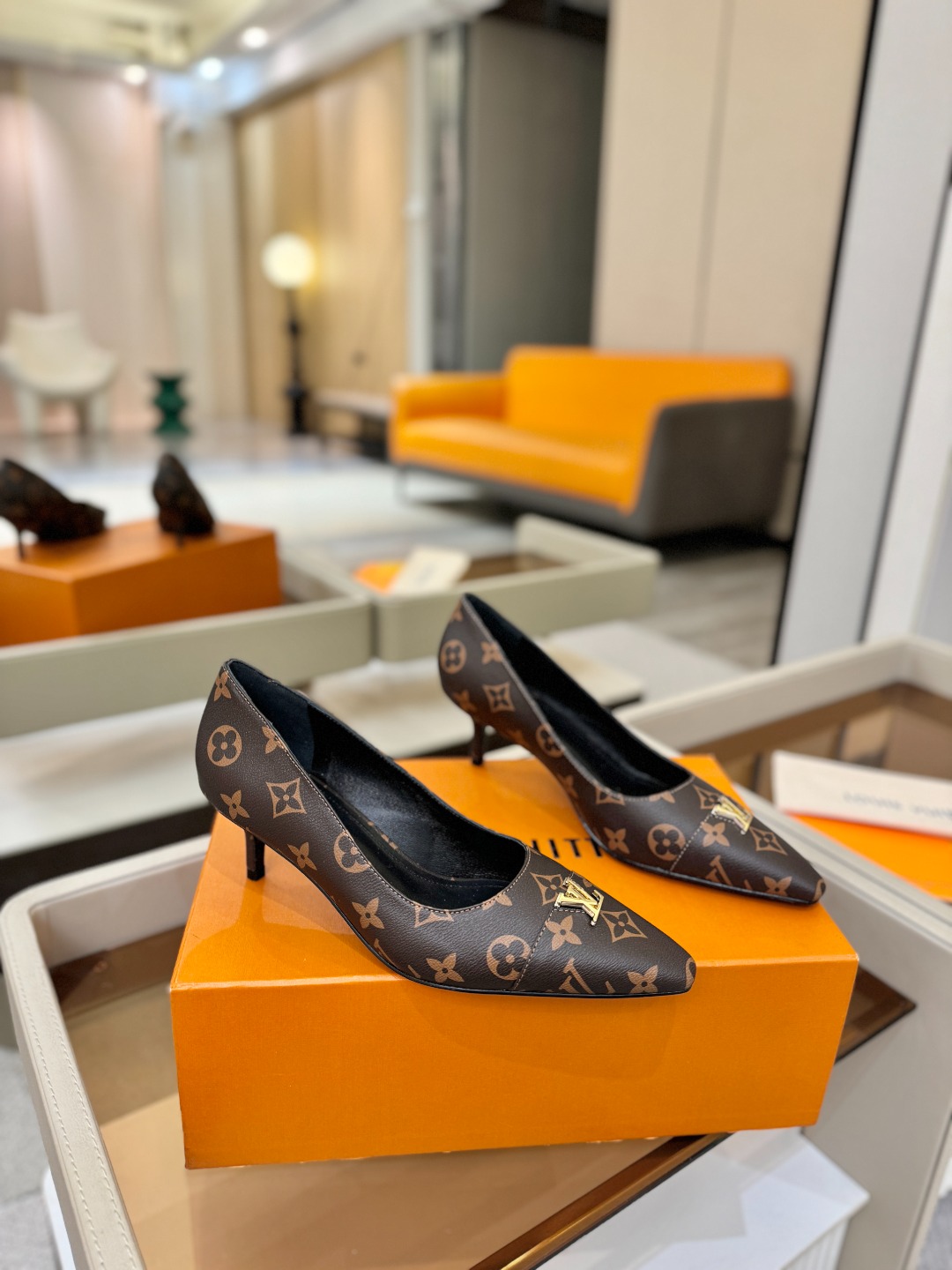 、【代购级】、Louis Vuitton 官网早春系列！完美楦型、新品中跟/单鞋🆕、官网同步更新Lv五金