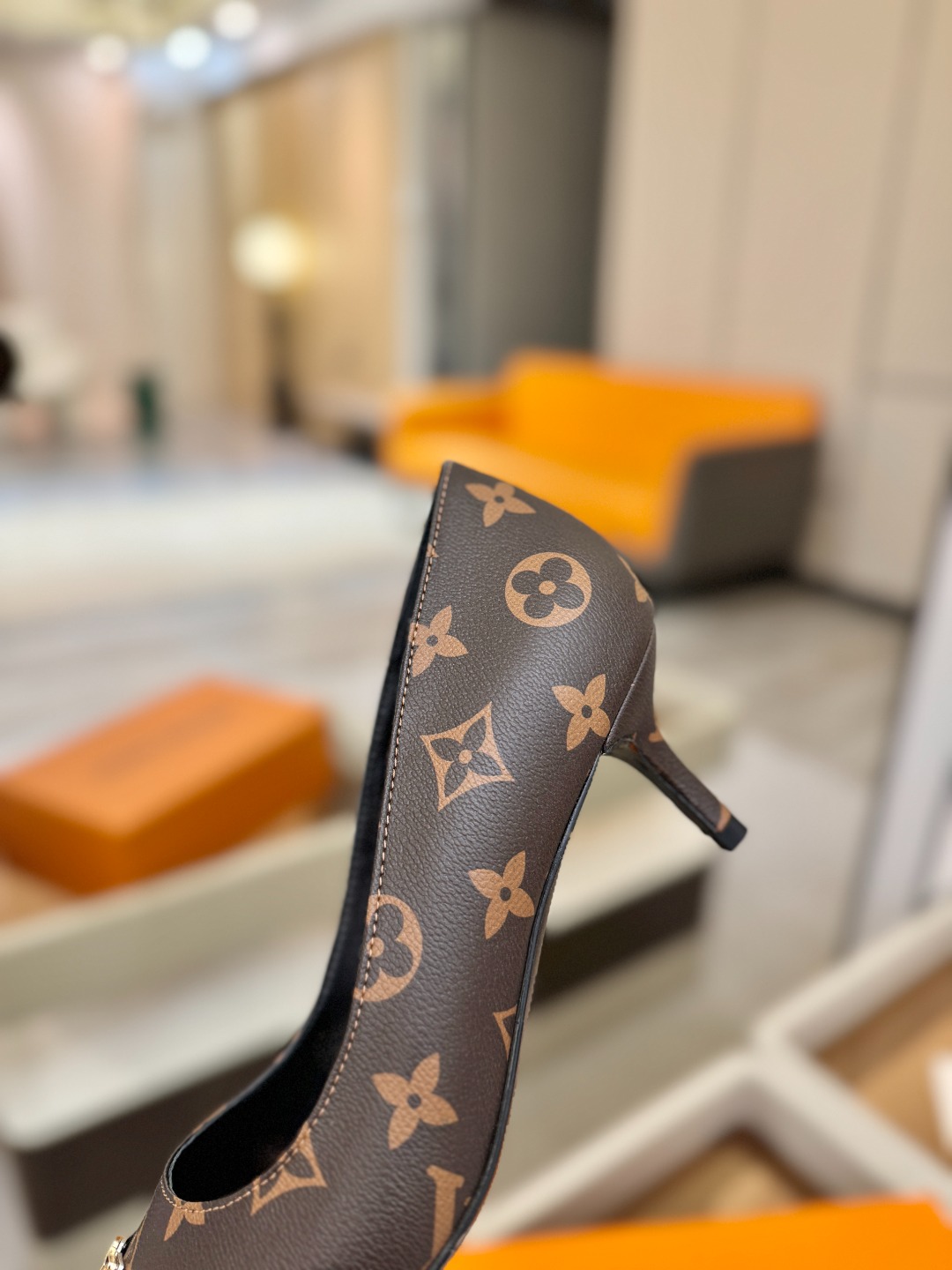 、【代购级】、Louis Vuitton 官网早春系列！完美楦型、新品中跟/单鞋🆕、官网同步更新Lv五金