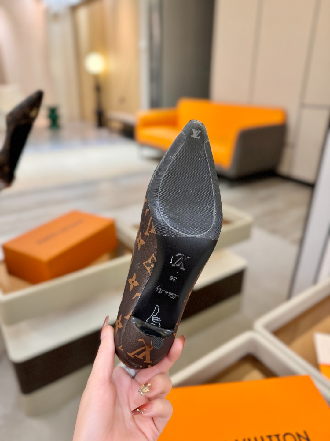 、【代购级】、Louis Vuitton 官网早春系列！完美楦型、新品中跟/单鞋🆕、官网同步更新Lv五金