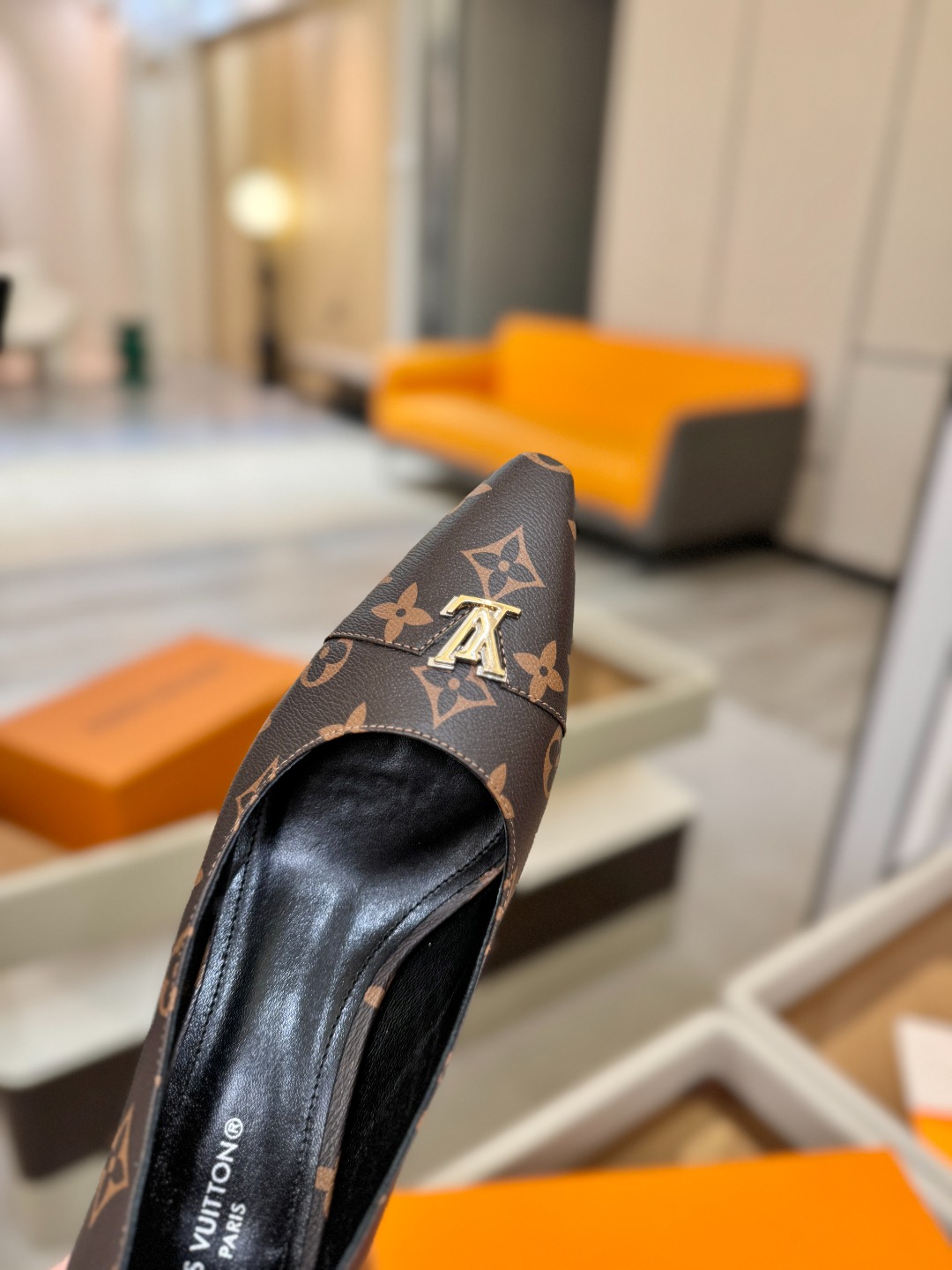 、【代购级】、Louis Vuitton 官网早春系列！完美楦型、新品中跟/单鞋🆕、官网同步更新Lv五金