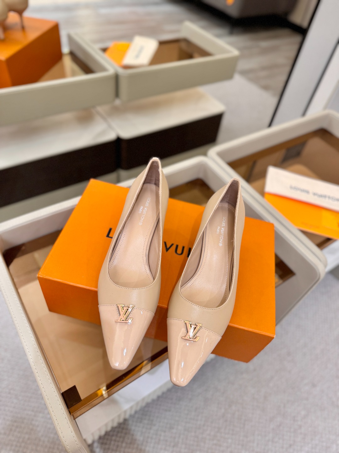 、【代购级】、Louis Vuitton 官网早春系列！完美楦型、新品中跟/单鞋🆕、官网同步更新Lv五金