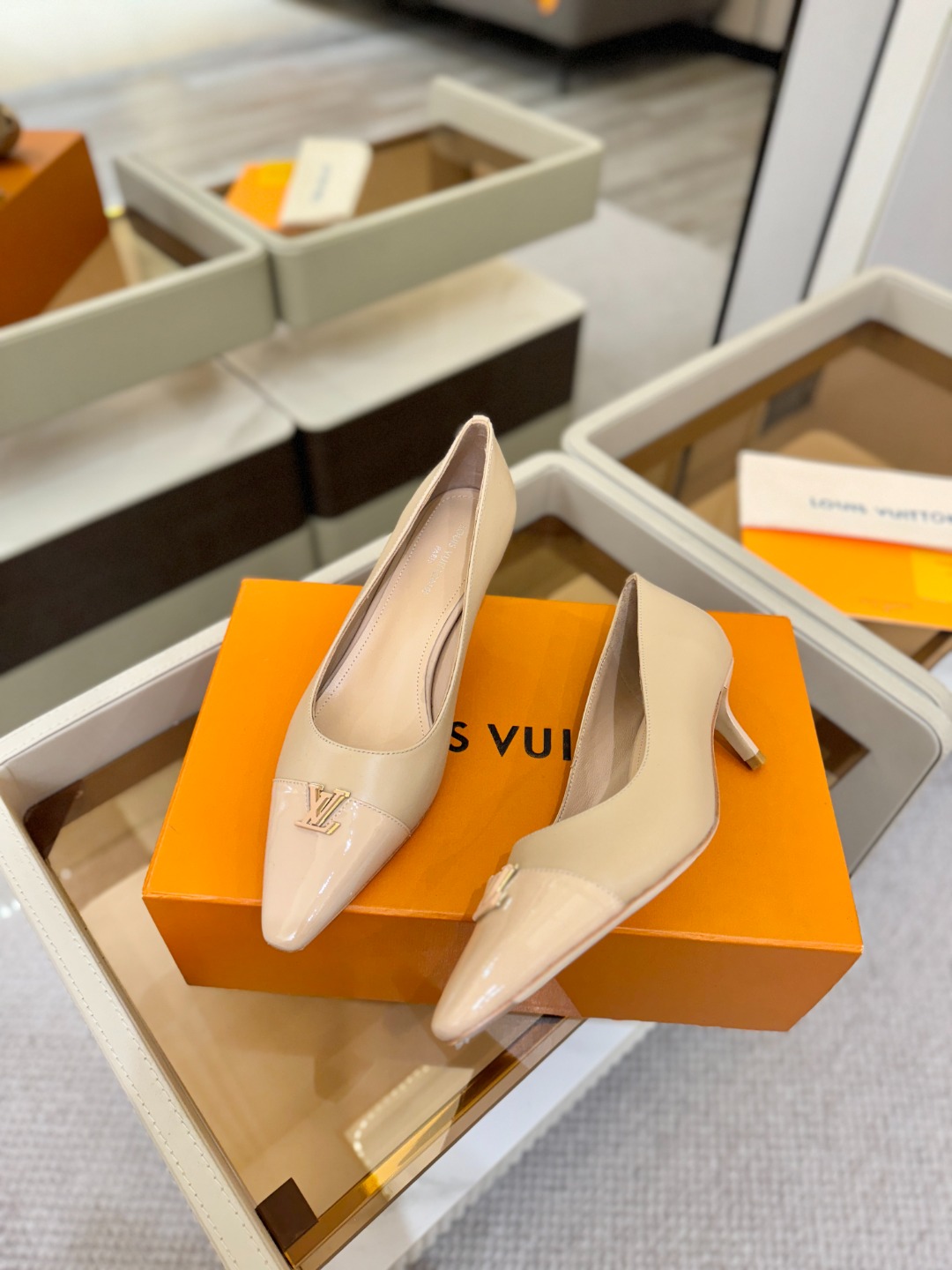 、【代购级】、Louis Vuitton 官网早春系列！完美楦型、新品中跟/单鞋🆕、官网同步更新Lv五金