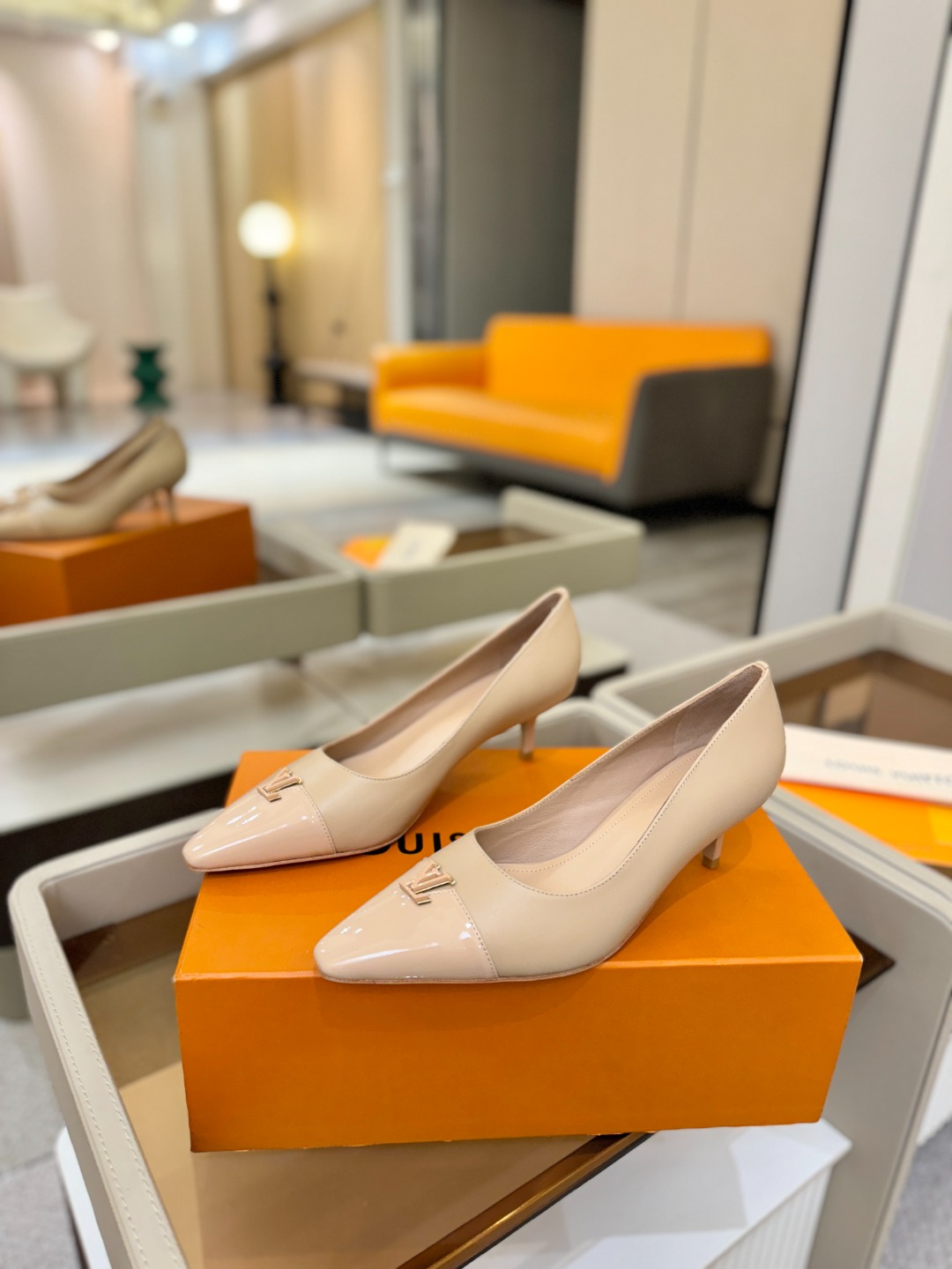 、【代购级】、Louis Vuitton 官网早春系列！完美楦型、新品中跟/单鞋🆕、官网同步更新Lv五金