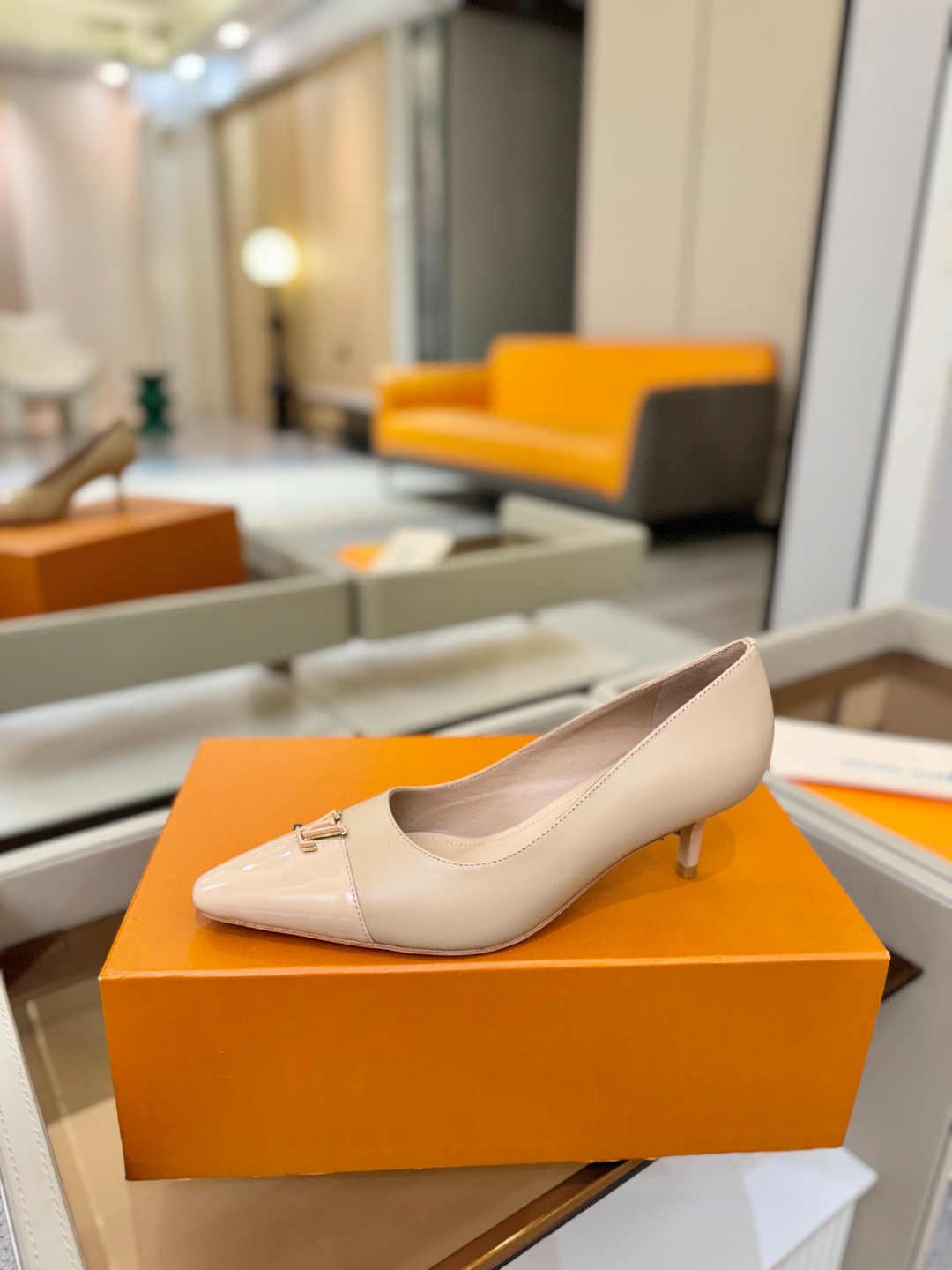 、【代购级】、Louis Vuitton 官网早春系列！完美楦型、新品中跟/单鞋🆕、官网同步更新Lv五金