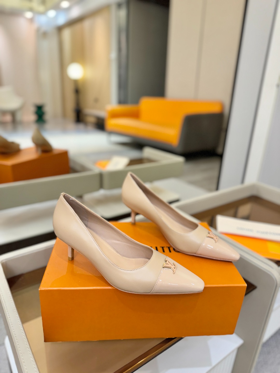 、【代购级】、Louis Vuitton 官网早春系列！完美楦型、新品中跟/单鞋🆕、官网同步更新Lv五金