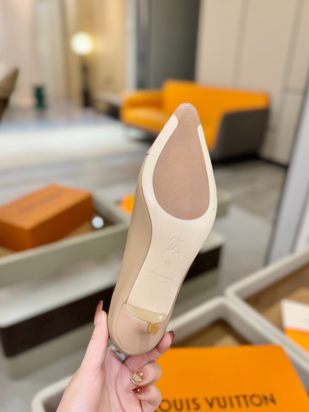 、【代购级】、Louis Vuitton 官网早春系列！完美楦型、新品中跟/单鞋🆕、官网同步更新Lv五金