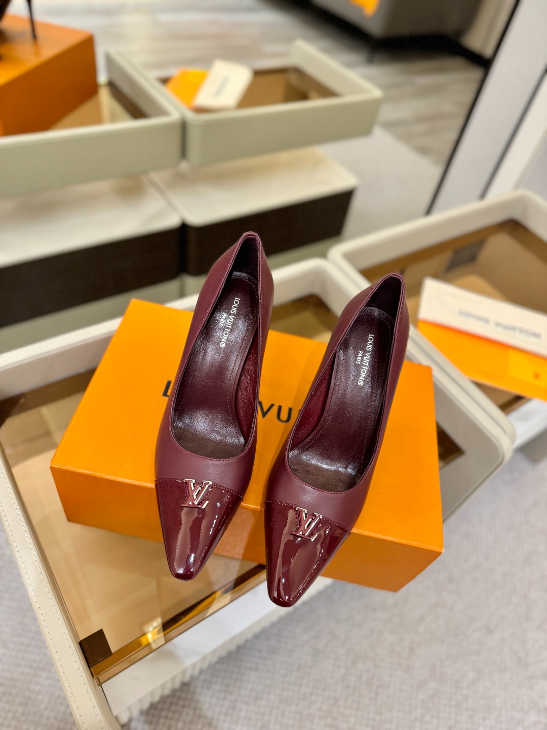 、【代购级】、Louis Vuitton 官网早春系列！完美楦型、新品中跟/单鞋🆕、官网同步更新Lv五金