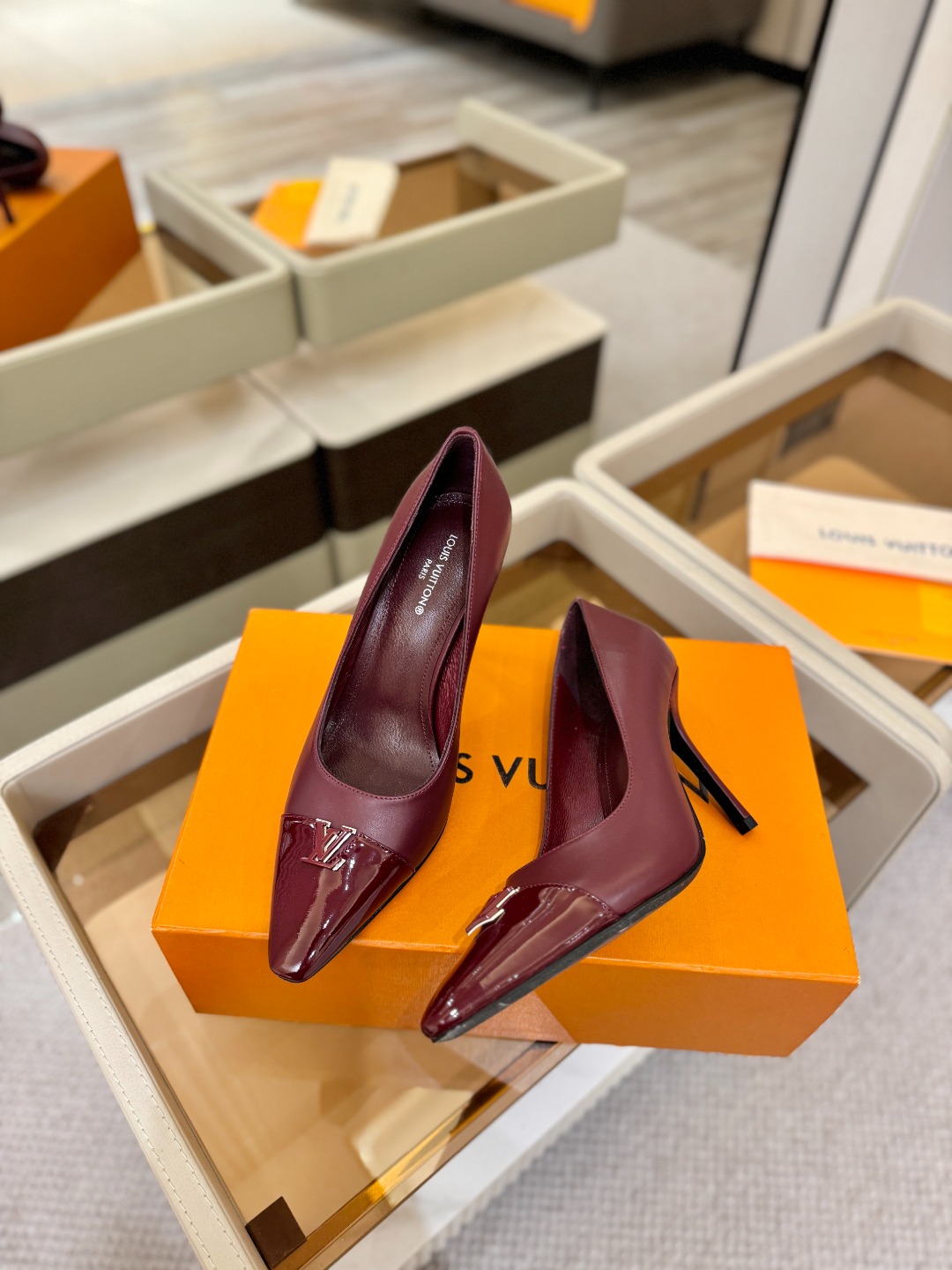 、【代购级】、Louis Vuitton 官网早春系列！完美楦型、新品中跟/单鞋🆕、官网同步更新Lv五金