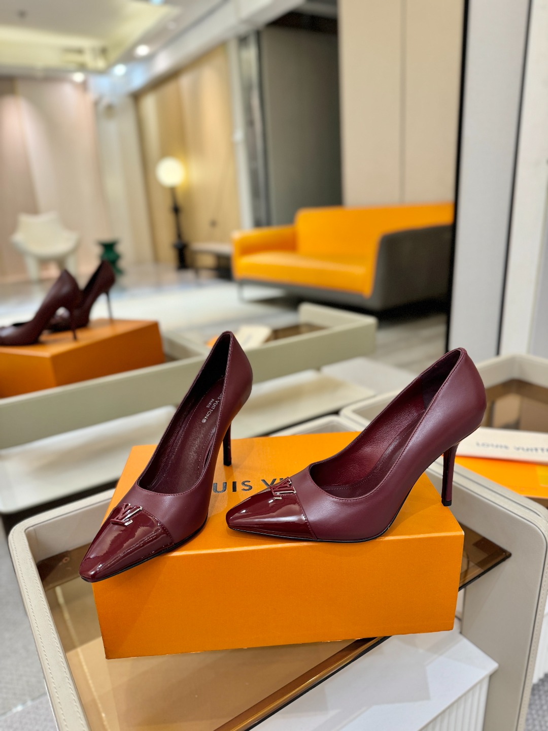 、【代购级】、Louis Vuitton 官网早春系列！完美楦型、新品中跟/单鞋🆕、官网同步更新Lv五金