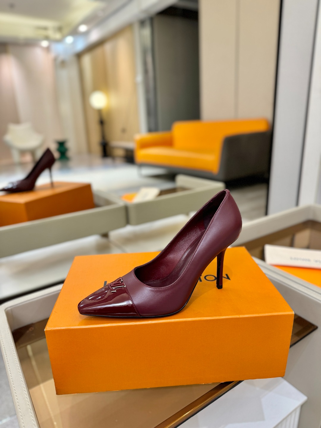 、【代购级】、Louis Vuitton 官网早春系列！完美楦型、新品中跟/单鞋🆕、官网同步更新Lv五金
