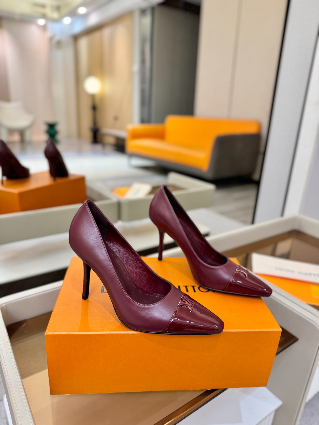 、【代购级】、Louis Vuitton 官网早春系列！完美楦型、新品中跟/单鞋🆕、官网同步更新Lv五金